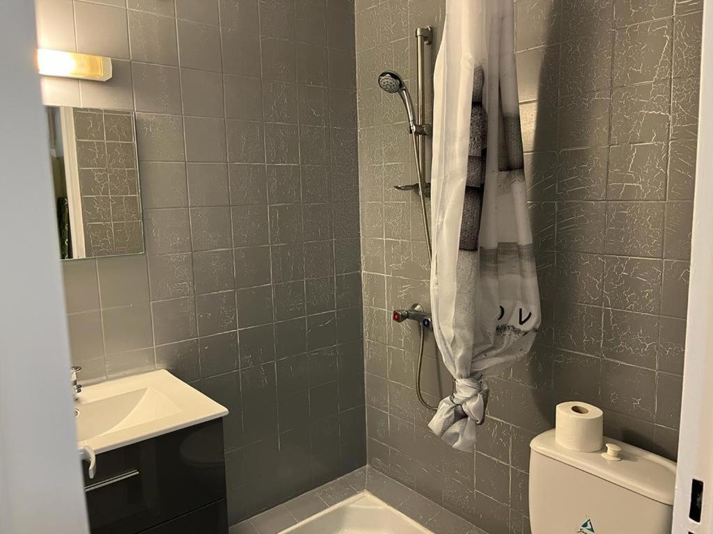 Agreable Appartement En Rez-De-Jardin A 450M De La Mer Sainte-Anne Exteriör bild