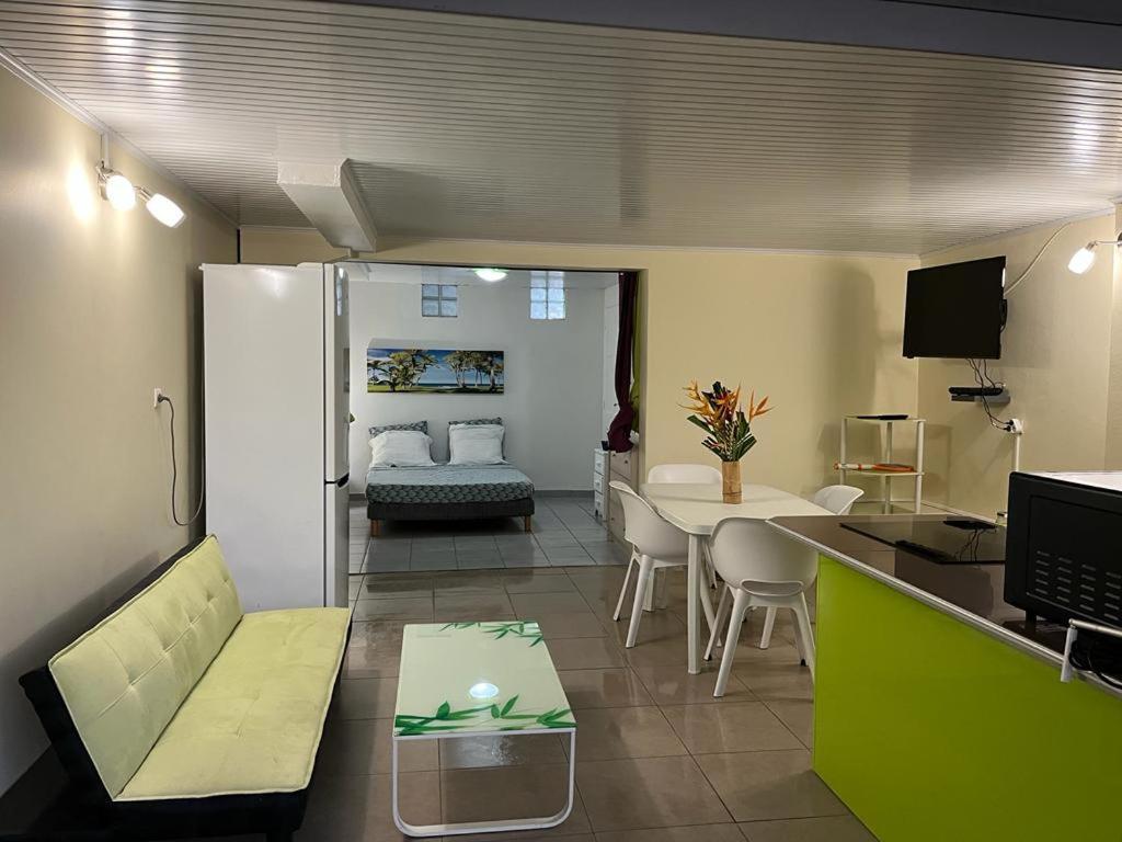 Agreable Appartement En Rez-De-Jardin A 450M De La Mer Sainte-Anne Exteriör bild
