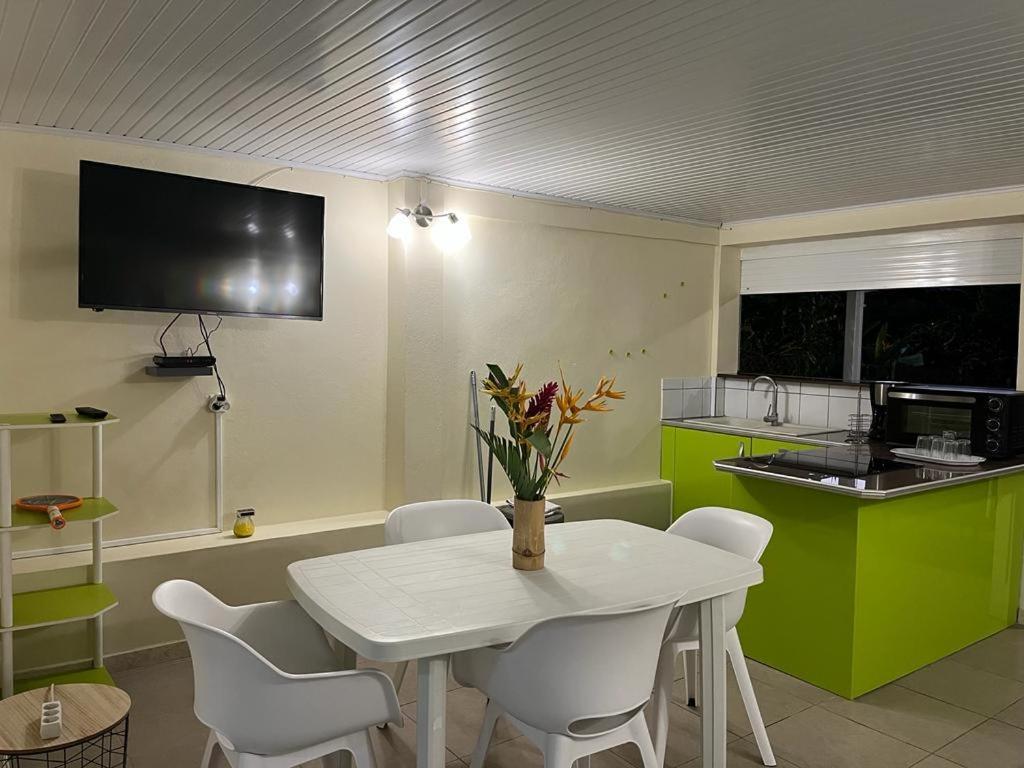 Agreable Appartement En Rez-De-Jardin A 450M De La Mer Sainte-Anne Exteriör bild