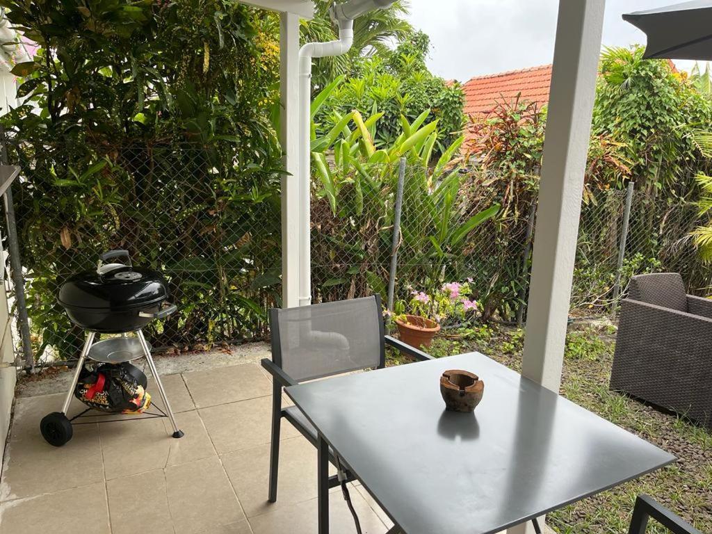 Agreable Appartement En Rez-De-Jardin A 450M De La Mer Sainte-Anne Exteriör bild
